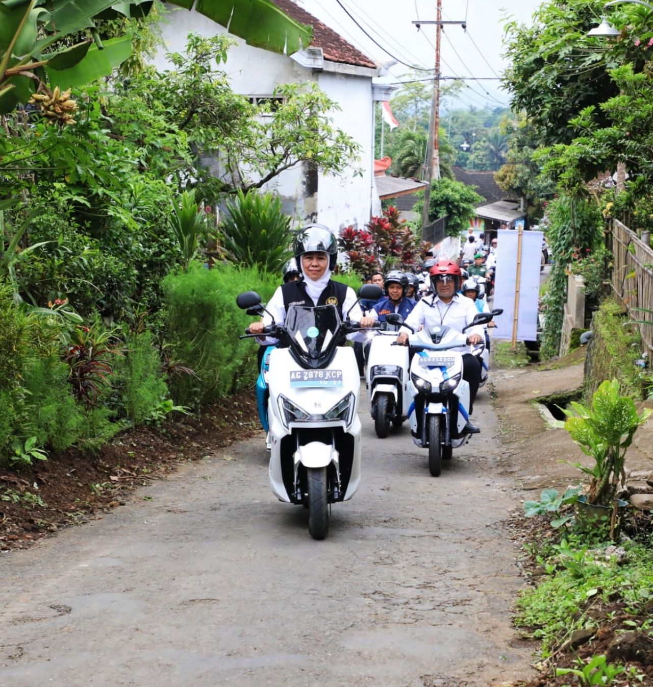 Gubernur Khofifah bersama Bupati Tulungagung Maryoto Birowo dan GM PT. PLN IUD Jatim Lasiran, menuju rumah warga tersebut dengan mengendarai motor listrik.
