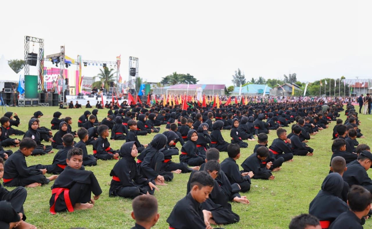 1000 pesilat cilik saat memeriahkan PORA ke XIV di Kabupaten Pidie