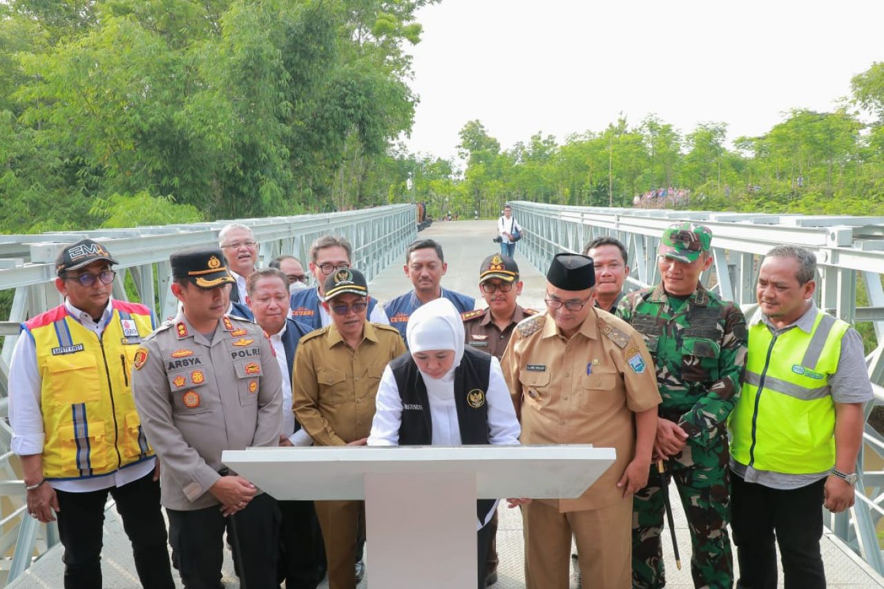 Gubernur Jawa Timur Khofifah Indar Parawansa meresmikan jembatan bailey Kregenan yang terletak di Desa Kregenan Kec. Kraksaan Kab. Probolinggo, Selasa (3/1) sore. 