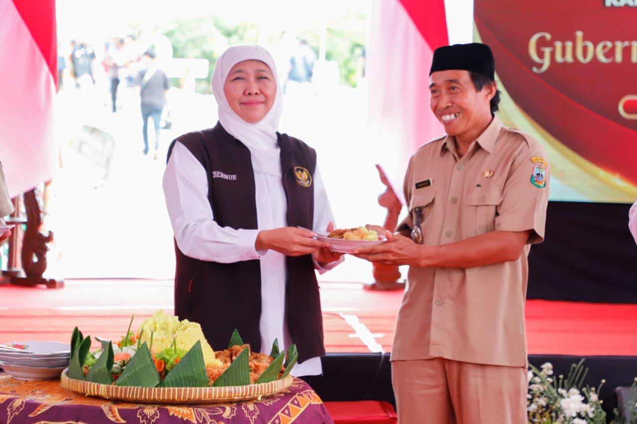 Pemotongan tumpeng oleh Gubernur Khofifah didampingi Bupati Pacitan Indrata Nur Bayuaji, selasa (10/1/2023)