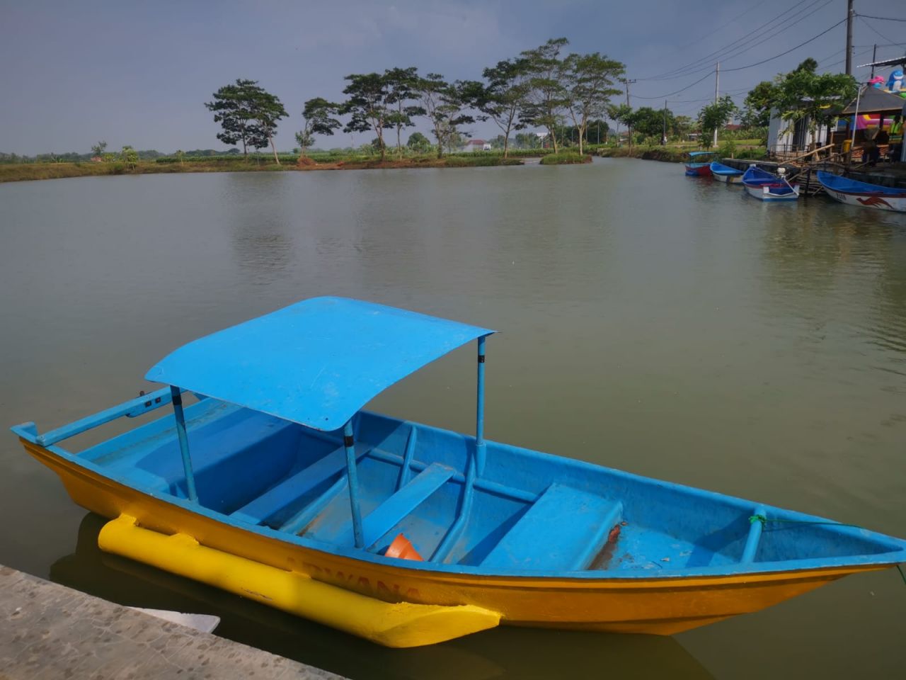 Perahu wisata di waduk citani desa wotansari kecamatan balongpanggang kabupaten gresik