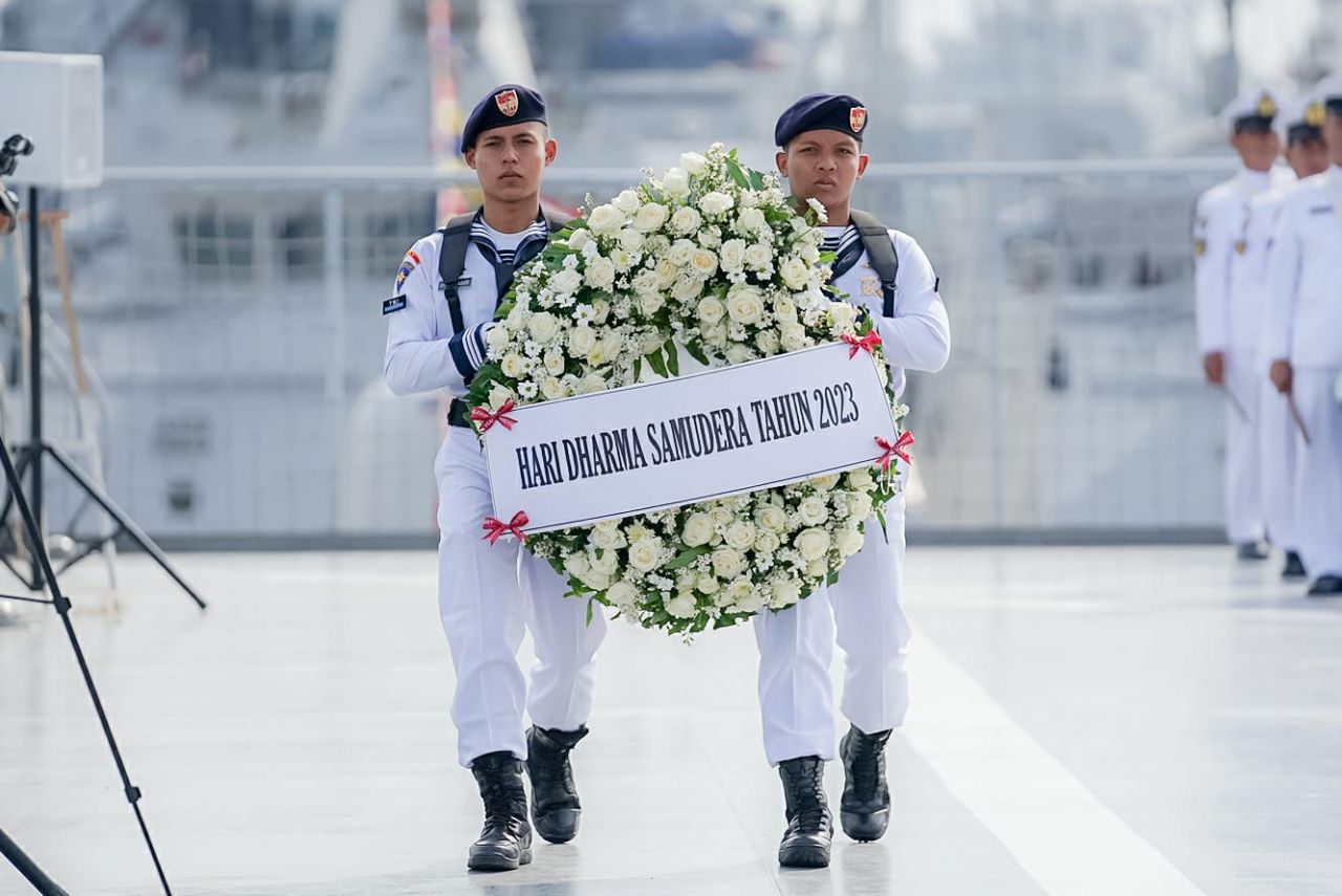 segenap Insan TNI Angkatan Laut dan segenap undangan, upacara tabur bunga juga menjadi wujud menghargai jasa dan perjuangan para pahlawan