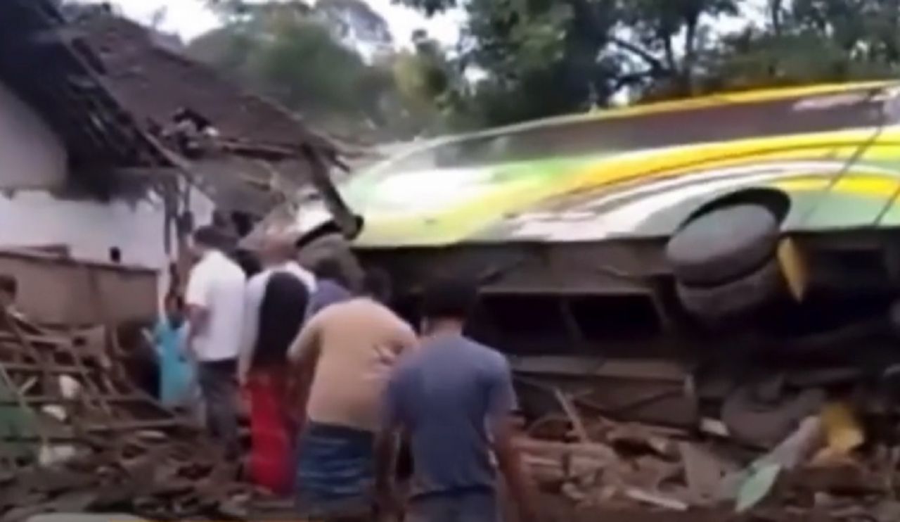 Bus Pariwisata Rombongan TK Dari Blitar Alami Kecelakaan Di Pasuruan
