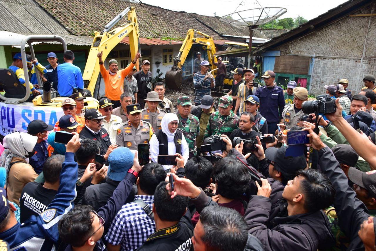 Gubernur Khofifah Kunjungi Lokasi Banjir Bandang Bondowoso Disambut Tangis Haru