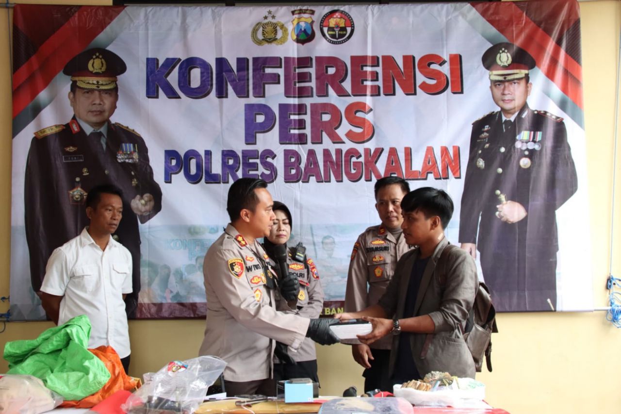 Polres Bangkalan Kembalikan Barang Bukti HP Korban Kejahatan TKP Masjid Blega