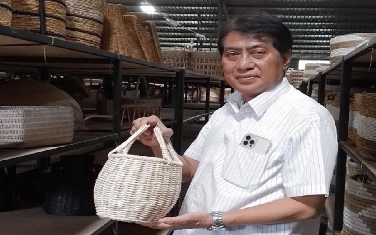 Direktur Utama PT MAS Hendra Susena saat menujukkan tas anyaman yang diekspor ke pasar Amerika dan Eropa