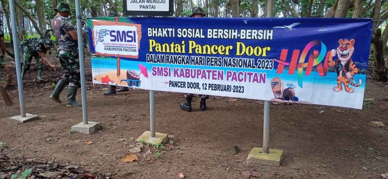 Serikat Media Siber Indonesia (SMSI) Pacitan Peringati HPN Dengan Bersih-bersih Pantai