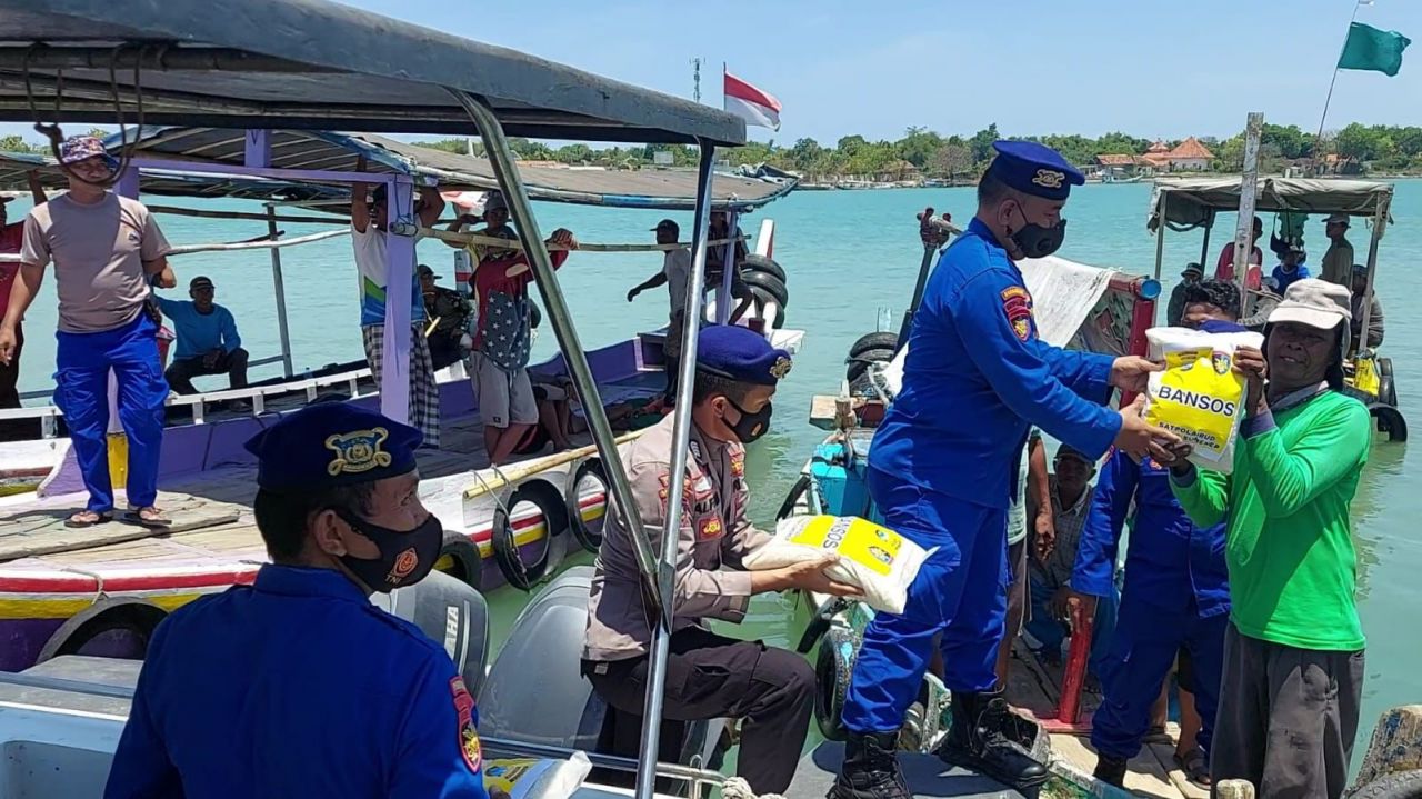 Cuaca Extrem, Polairud Bagikan Sembako Untuk Nelayan