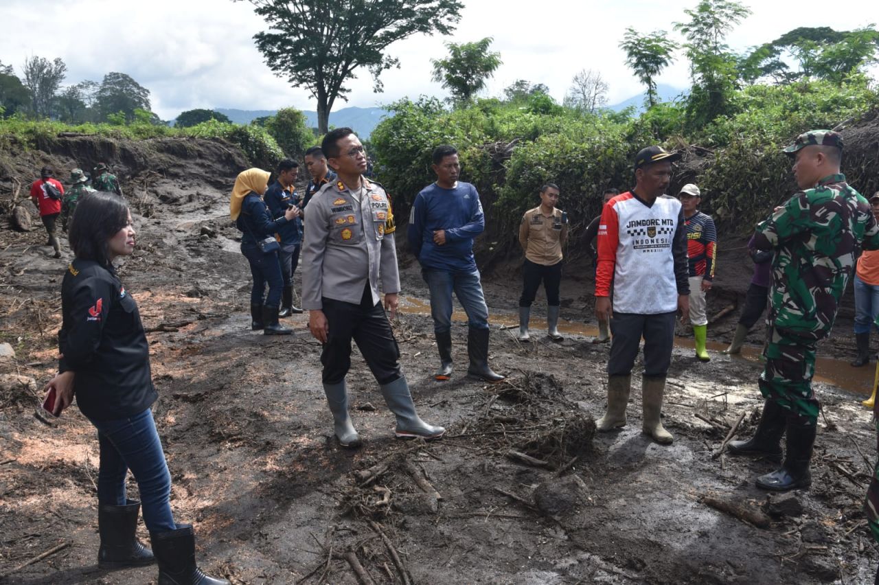 Aparat Gabungan TNI-Polri Bersama Masyarakat Bersihkan Material Sisa Banjir Ijen Bondowoso