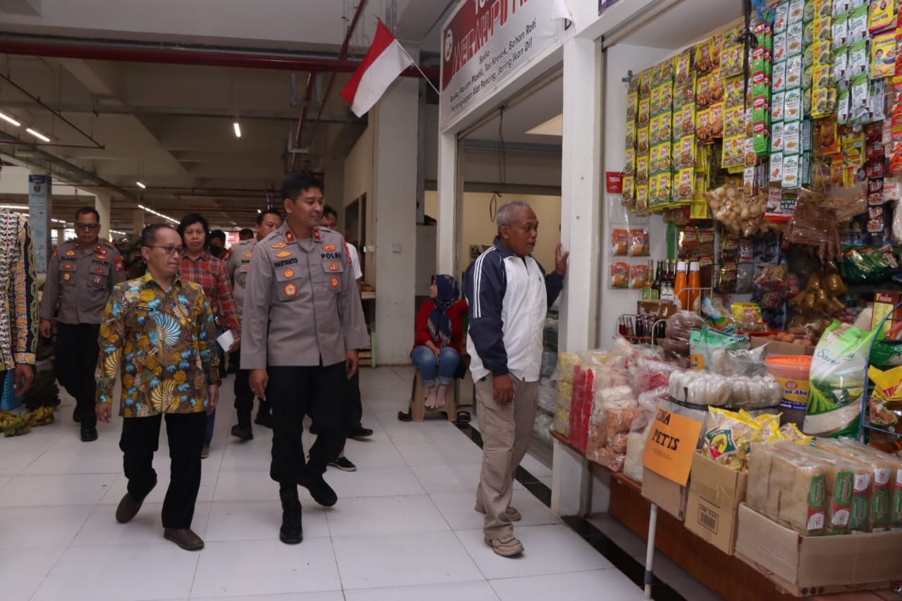 Disperindag Ngawi Bersama Aparat Kepolisian Cek Ketersediaan Bahan Pangan di Pasar Tradisional