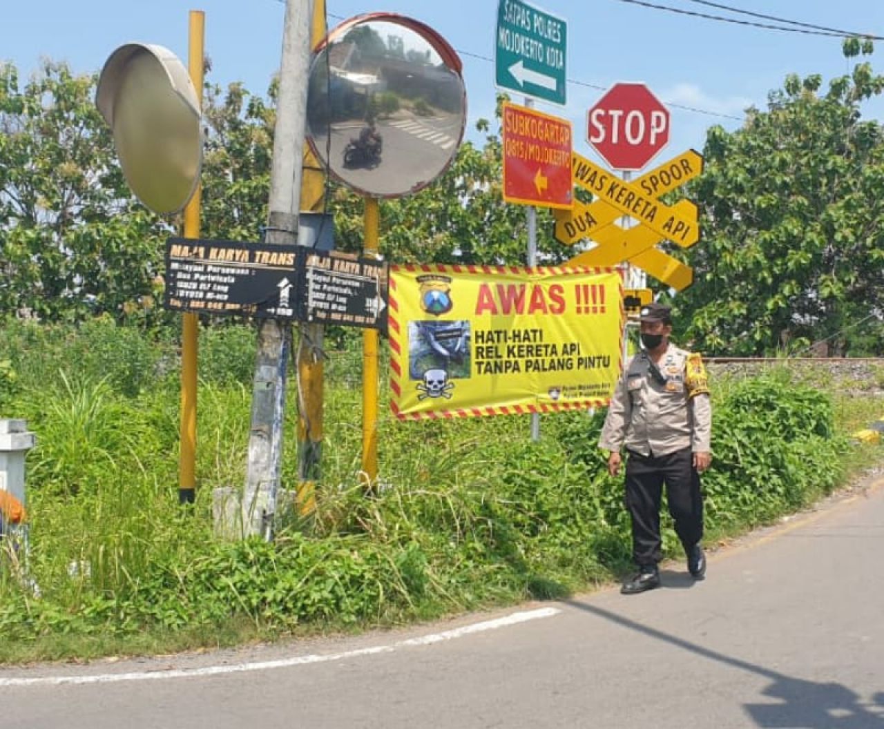 Polresta Mojokerto Pasang Baner Peringatan Perlintasan KA Tanpa Palang Pintu