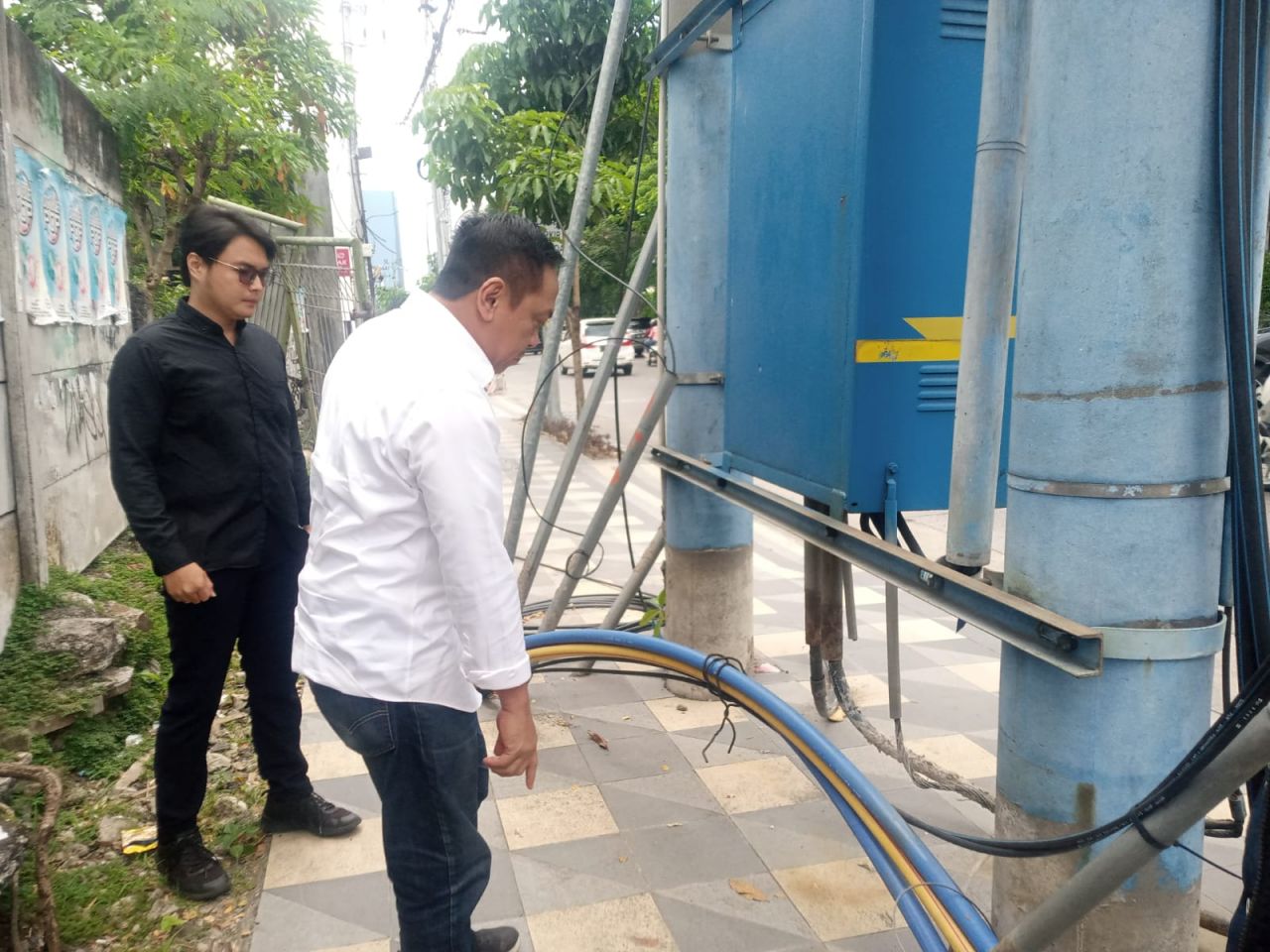 Hati-hati Ada Utilitas Semrawut di Mayjend Sungkono