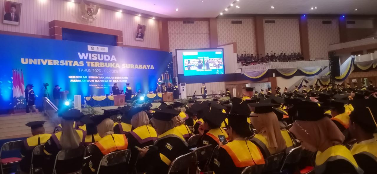 UT Surabaya Lepas 1.835 Wisudawan: Bergerak Serentak Maju Bersama Membangun Bangsa di Era Baru