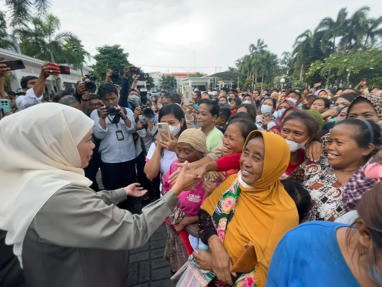 Jelang Ramadhan, Gubernur Khofifah Bagikan 650 Paket Sembako untuk Warga Sekitar Kantor Gubernur