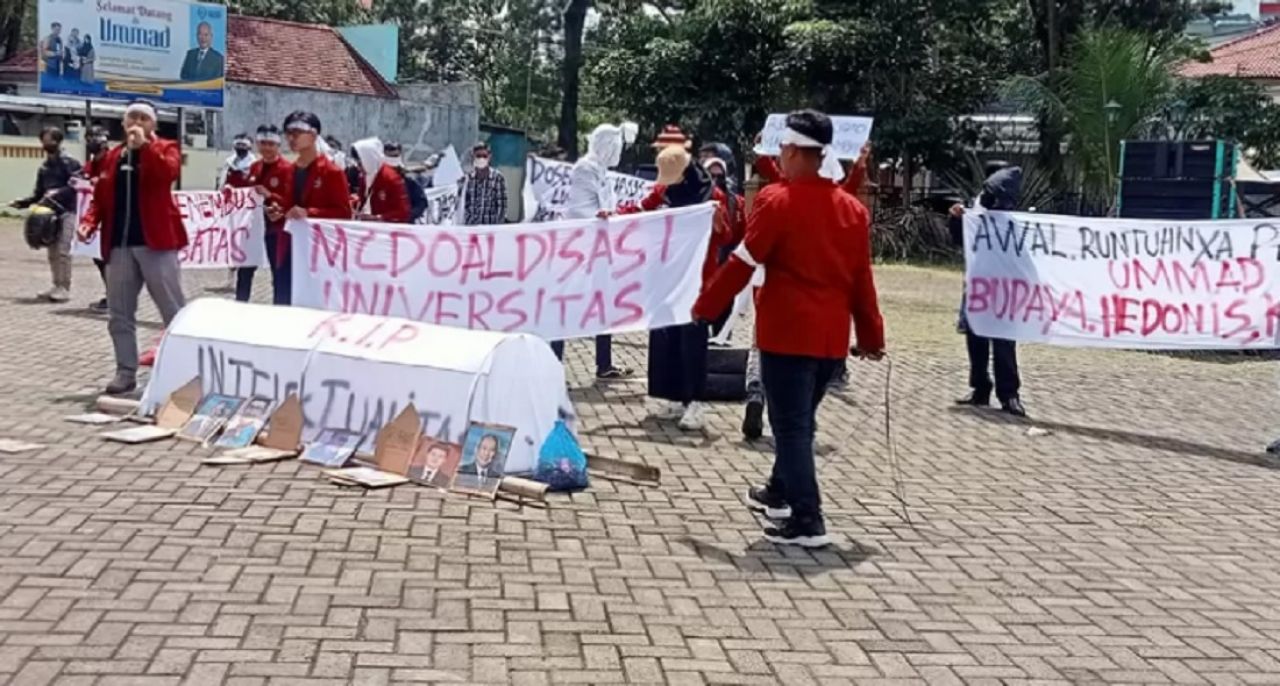 Mahasiswa Universitas Muhammadiyah Madiun Demontrasi Tuntut Rektor Diganti