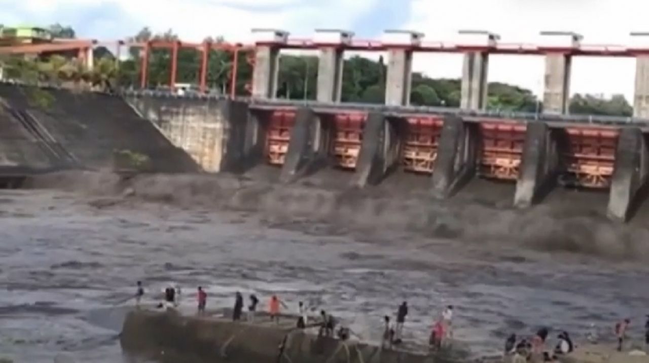 Jasa Tirta Flusing Waduk Wlingi Dan Lodoyo, Masyarakat Dihimbau Tidak Mendekati Sungai Brantas