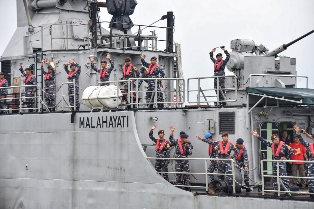 Terisolir Cuaca Buruk, KRI Malahayati 362 Bawa Bantuan Logistik ke Pulau Masalembu Sumenep