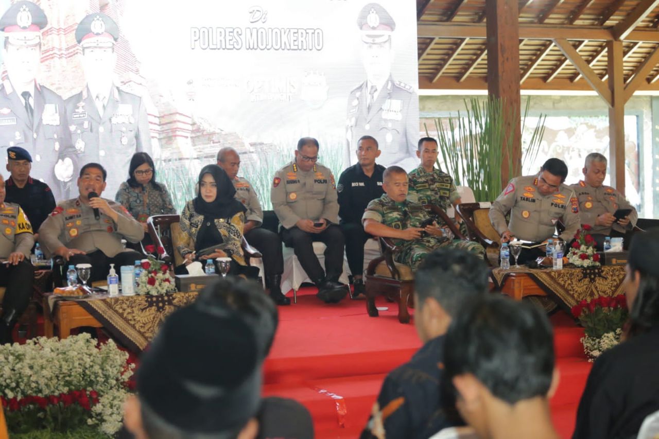 Waka Polda Jawa Timur Brigjen Pol Slamet Hadi Supraptoyo, didampingi PJU (Pejabat Utama) Polda Jatim serta Forkopimda Kabupaten Mojokerto, Bupati dan Kapolres Mojokerto.