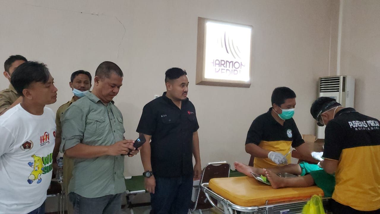 Puluhan Anak Ikuti Sunatan Massal HPN 2023 PWI Jatim di Kediri