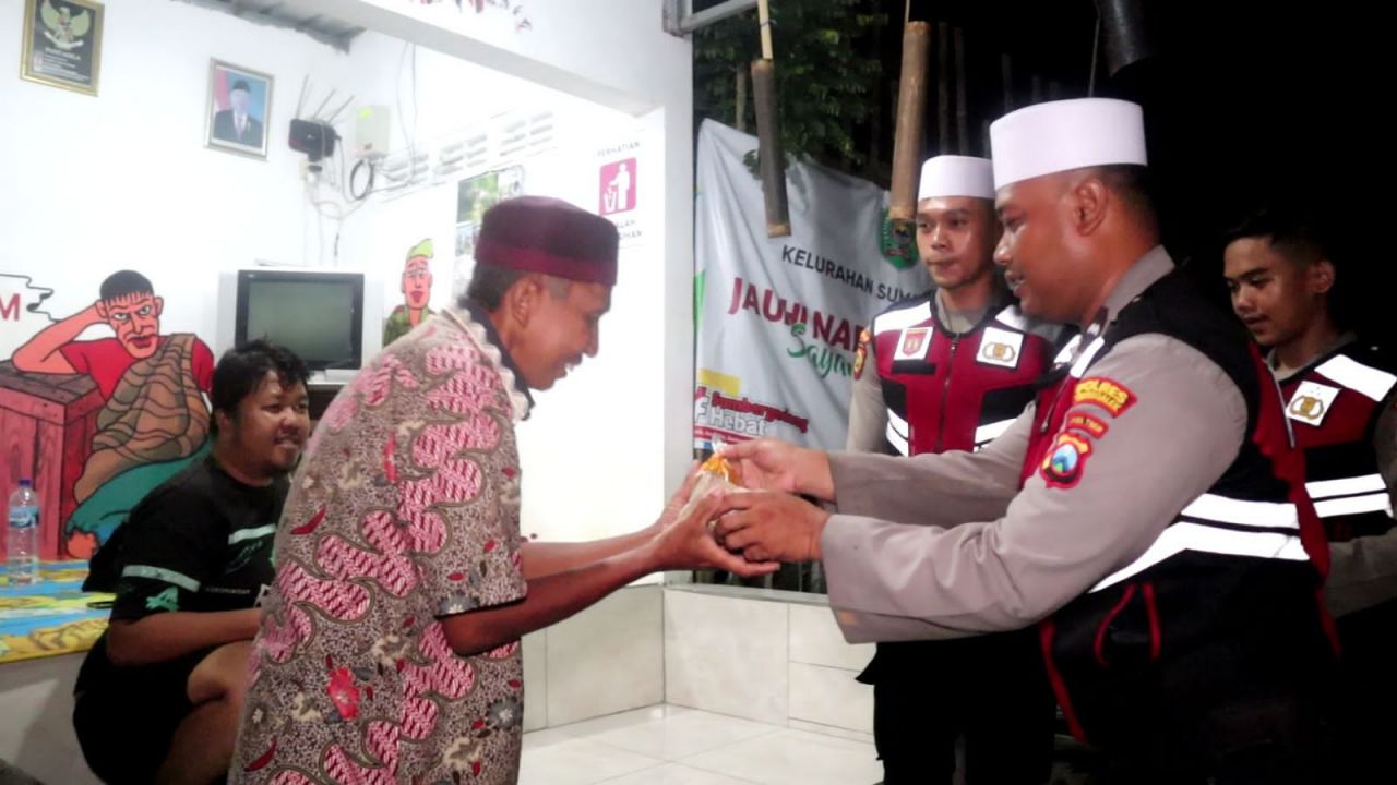 Polres Trenggalek Gelar Patroli Ronda Sahur, Bangunkan Warga dan Berbagi Menu Sahur