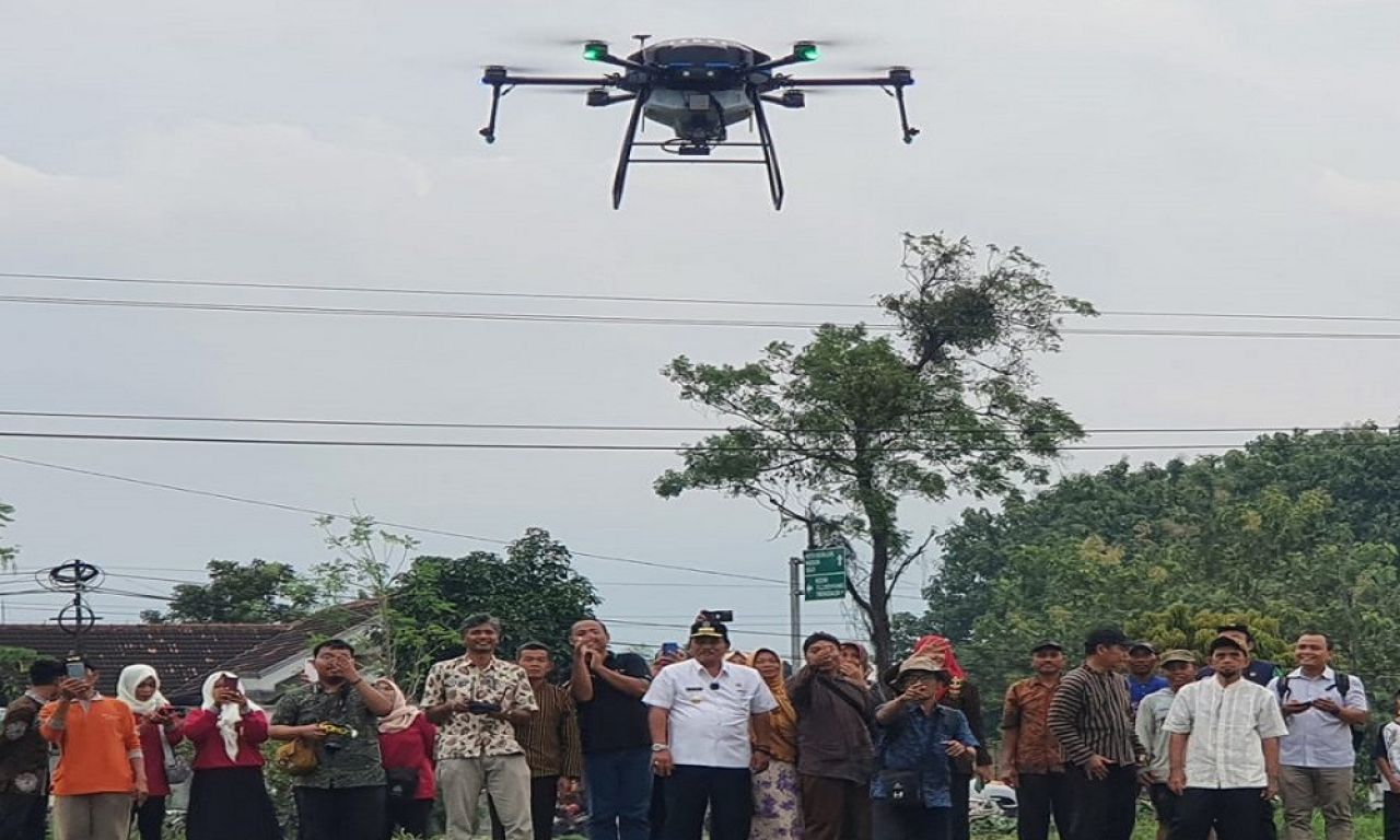 Petani Nganjuk Belajar Menggunakan Drone Untuk Pemupukan Sawah