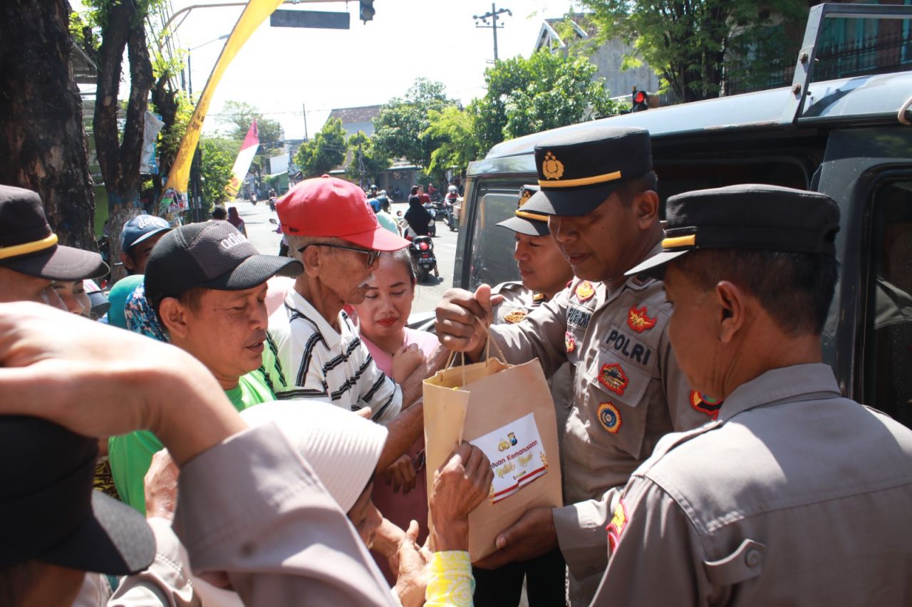 Bulan Ramadhan Polres Nganjuk Berbagi Berkah, Warga Tanjunganom Sumringah