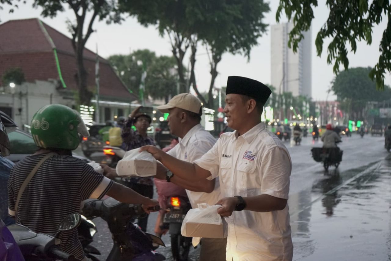 Bentuk Kepedulian Jurnalis, SMSI Jatim Bagikan Takjil Hingga Santunan Anak Yatim Di Bulan Ramadan