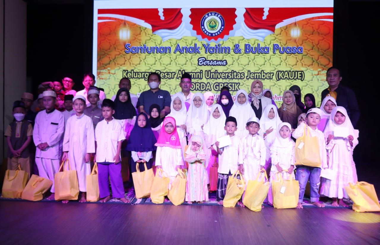 Keluarga Alumni Universitas Jember Korda Gresik Gelar Santunan Anak Yatim Dan Bukber