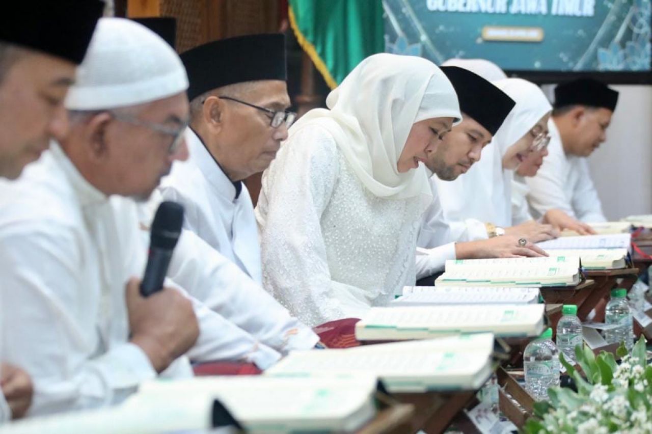 Khotmil Qur’an di Gedung Negara Grahadi, Surabaya, Selasa (18/4) malam.