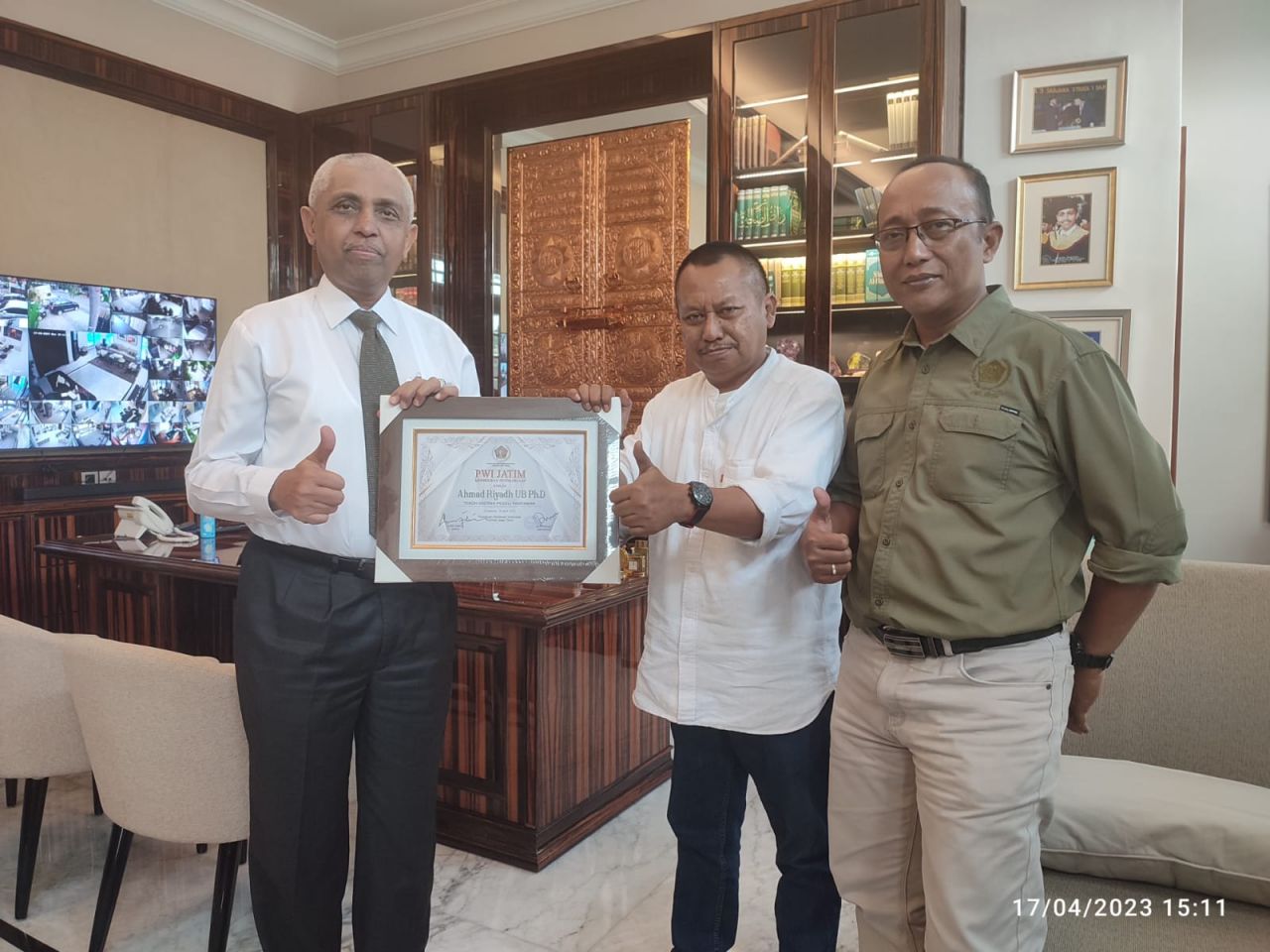 Ketua Dewan Pembina SMSI Jatim Terima PWI Jatim Award 2023