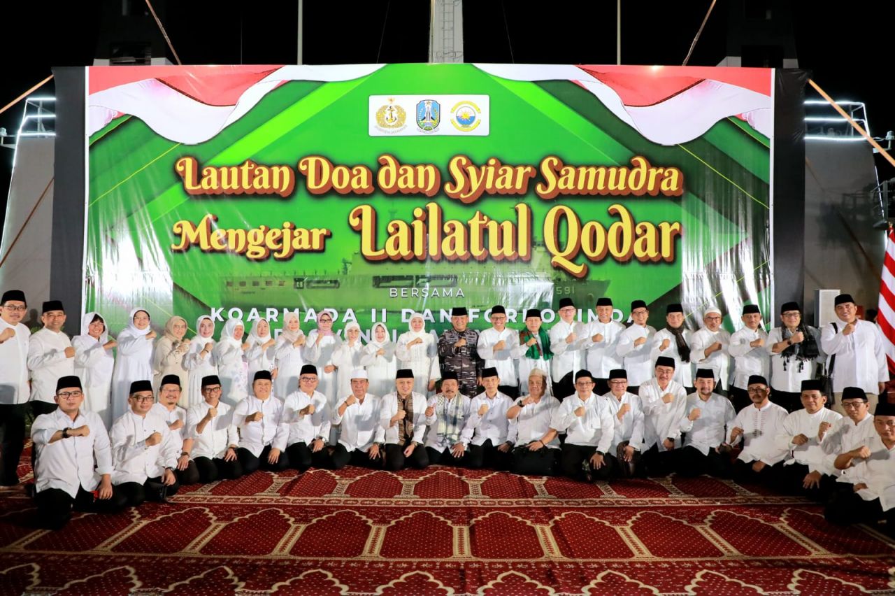 Gubernur Khofifah Qiyamul Lail Sembari Berlayar dengan KRI Surabaya 591