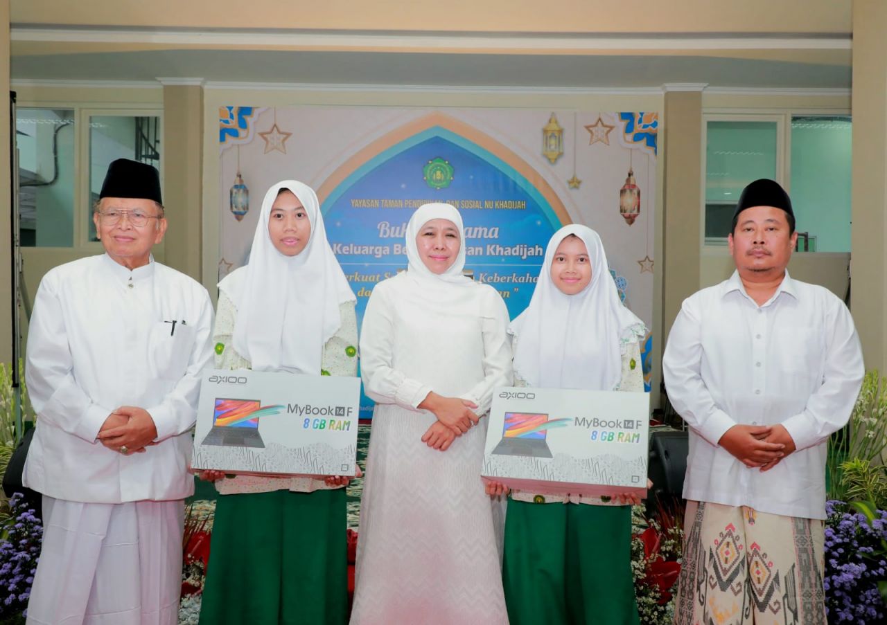 Gubernur Khofifah Beri Hadiah Dua Siswa SMA Khadijah yang Dapat Golden Ticket Diterima di UNAIR