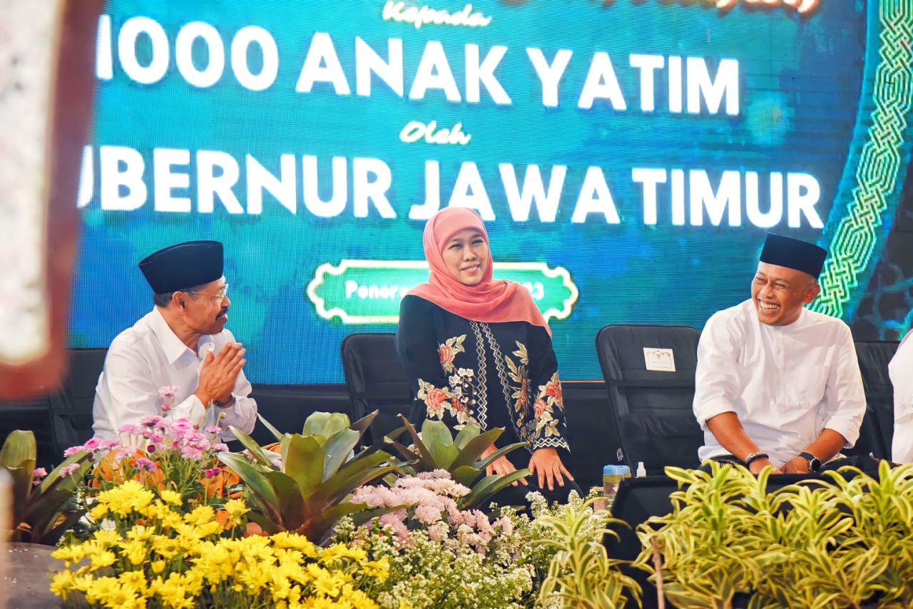 Bersama Baznas Jatim, Gubernur Khofifah Serahkan Santunan 1.000 Anak Yatim Di Ponororgo