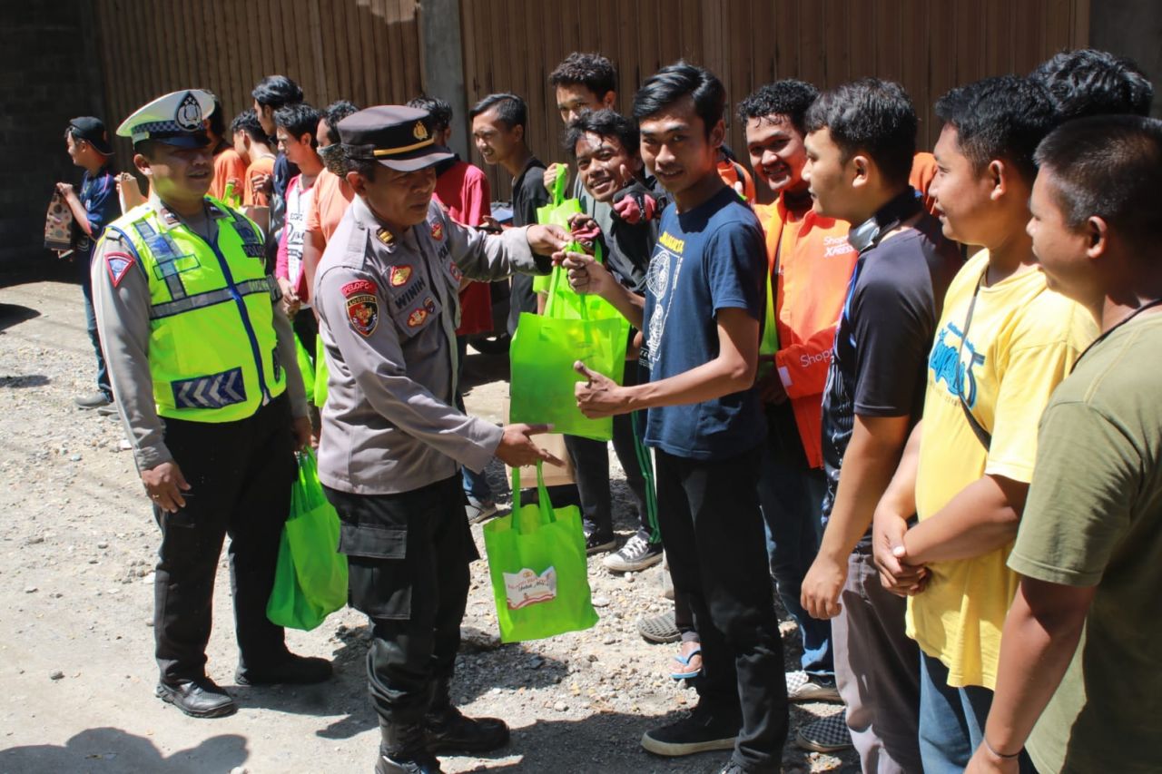 50 orang Kurir Paket dapat Giliran Terima Bansos