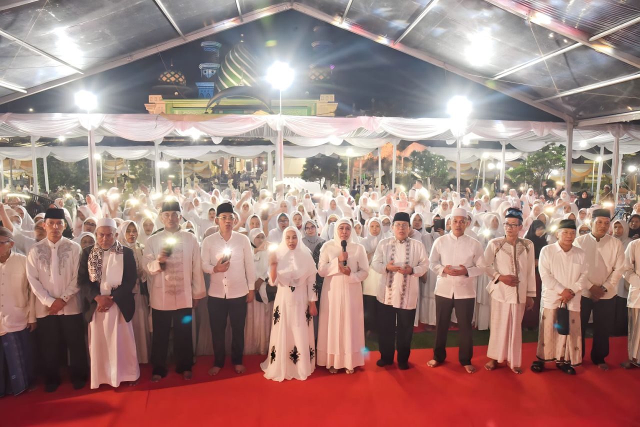 Tabligh Akbar Peringatan Nuzulul Qur'an bersama Walikota Mojokerto Ika Puspitasari di Alun Alun Kota Mojokerto, Kamis (6/4) malam.