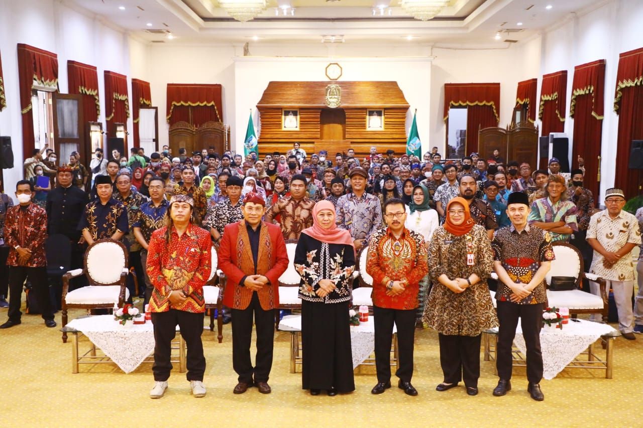 Gubernur Jawa Timur Khofifah Indar Parawansa memberikan apresiasi dan tunjangan kehormatan pada 1.000 seniman dan 240 juru pelihara cagar budaya Jatim, di Gedung Negara Grahadi, Jumat (7/4/2023).