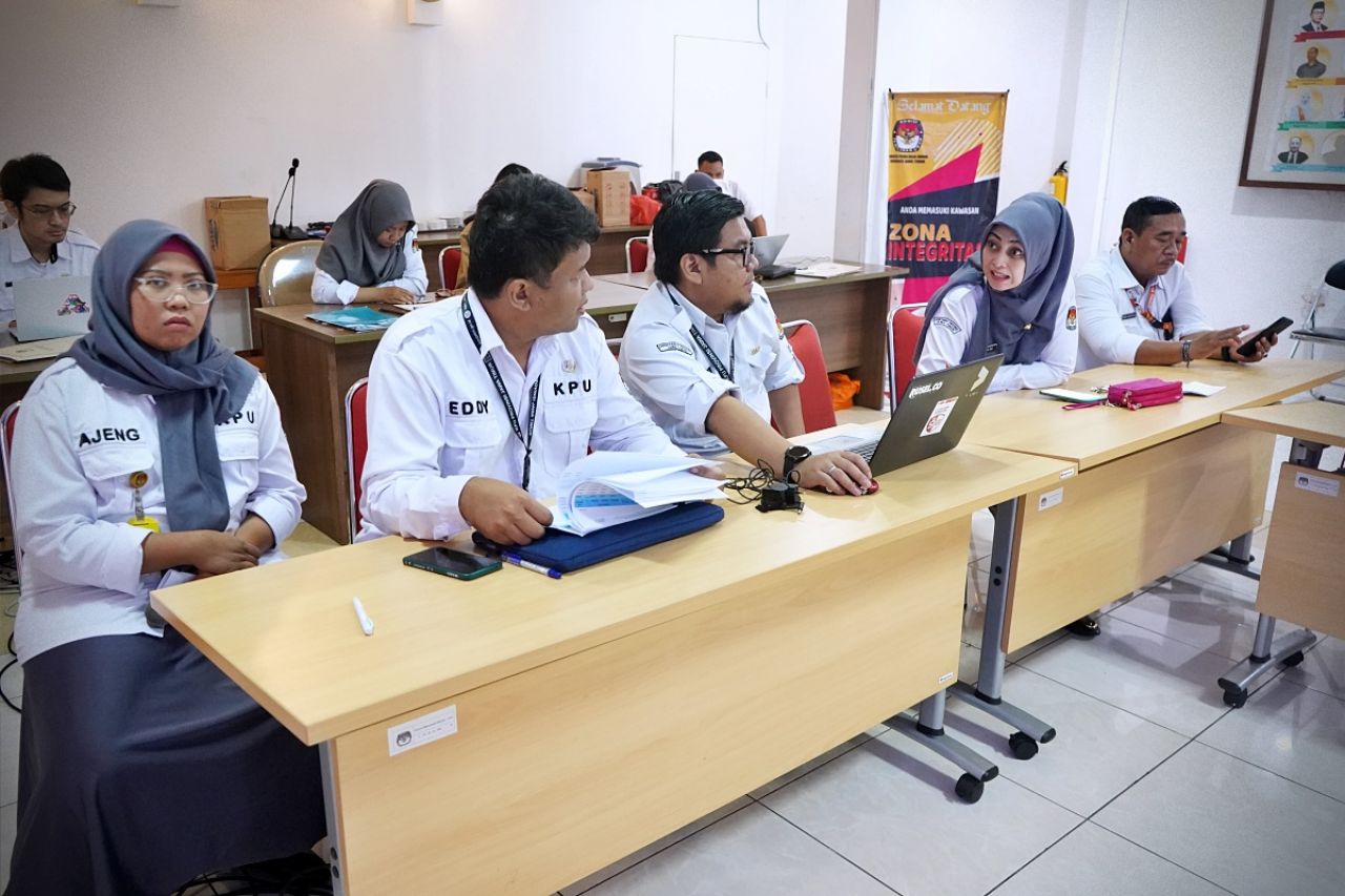 Rakor stakeholder terkait syarat Pencalonan DPD Dan DPRD Provinsi di aula lantai II kantor KPU Jatim, jalan Raya Tenggilis Nomor 1- 3 Surabaya, berlangsung mulai pukul 10.00 WIB sampai dengan 12.00 WIB, senin (17/4/2023)
