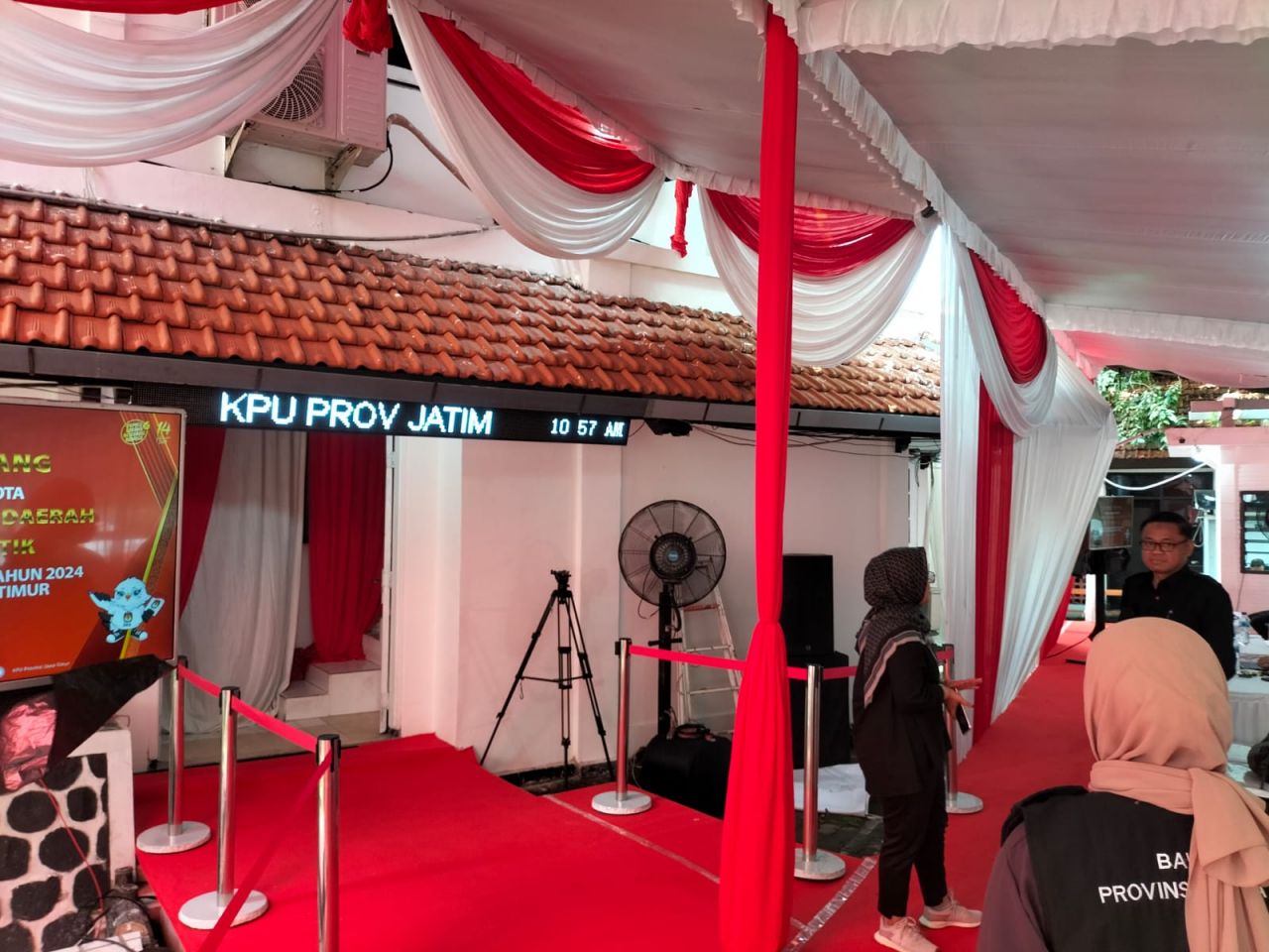 Bawaslu Jatim Melakukan Pengawasan Melekat Pendaftaran Caleg di Kantor KPU Provinsi Jatim