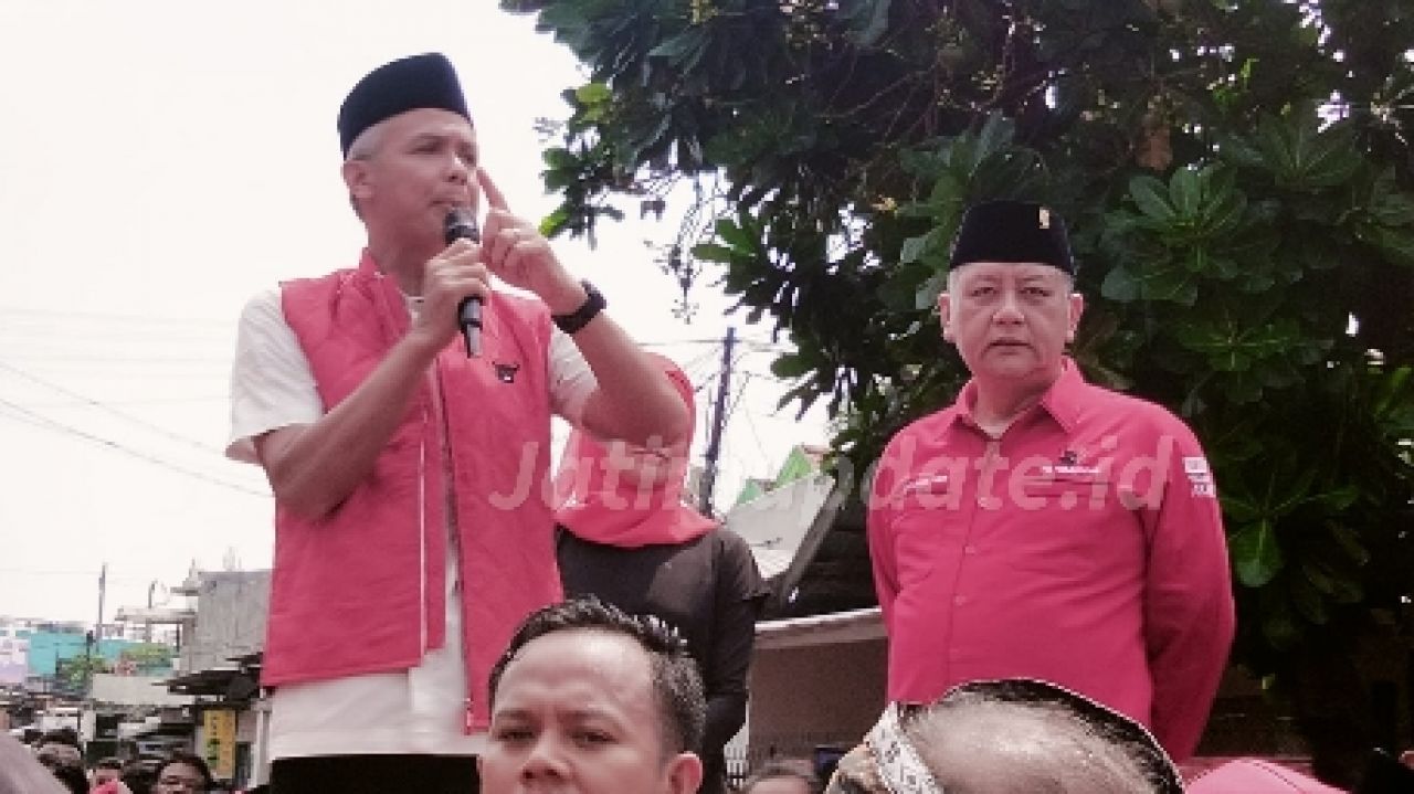 Ganjar Pranowo Mengaku Terharu Disambut Rakyat Sejati, Para Sandal Jepit
