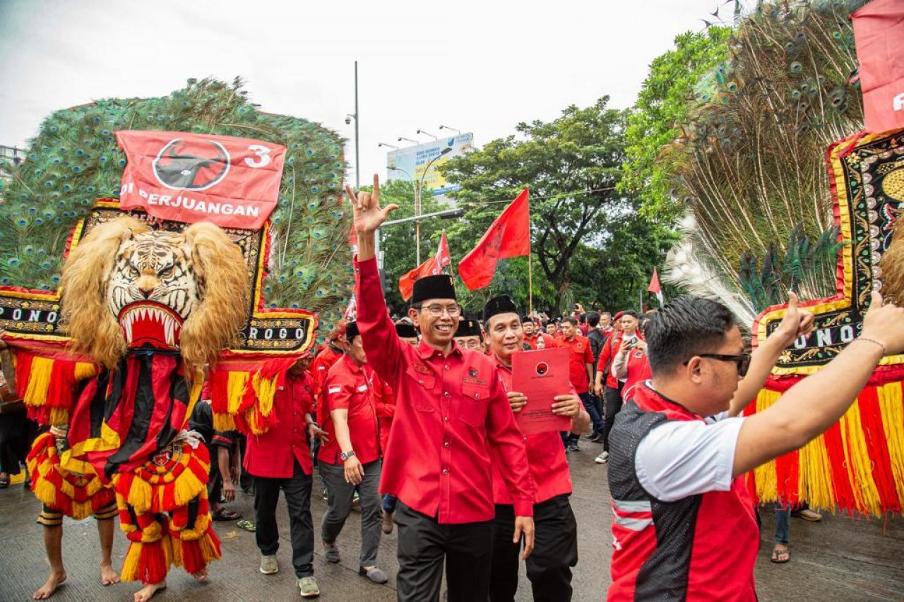 PDIP Surabaya Long March Daftarkan Bacaleg: Pemilu Menang, Ganjar Presiden!