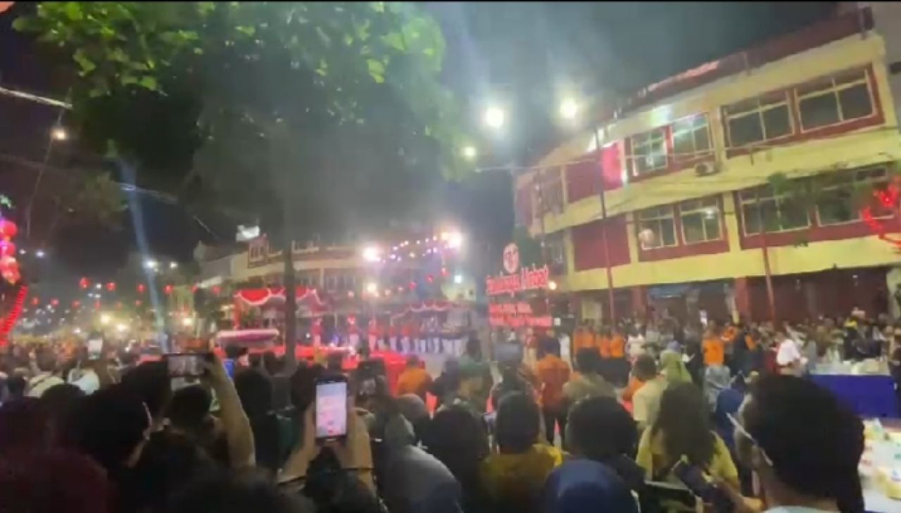  suasana keramaian festival rujak uleg