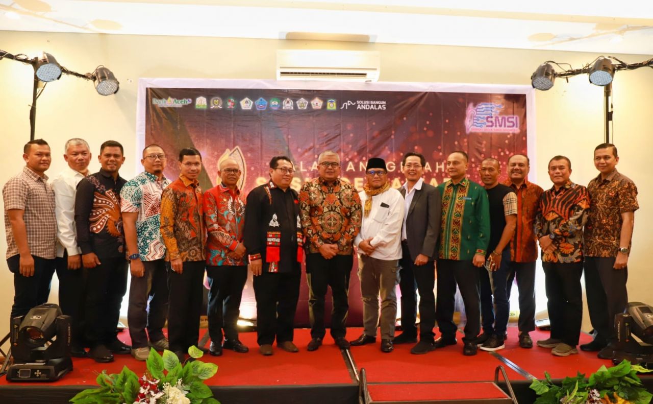 Pj Bupati Pidie Saat menerima Penghargaan dari SMSI Aceh