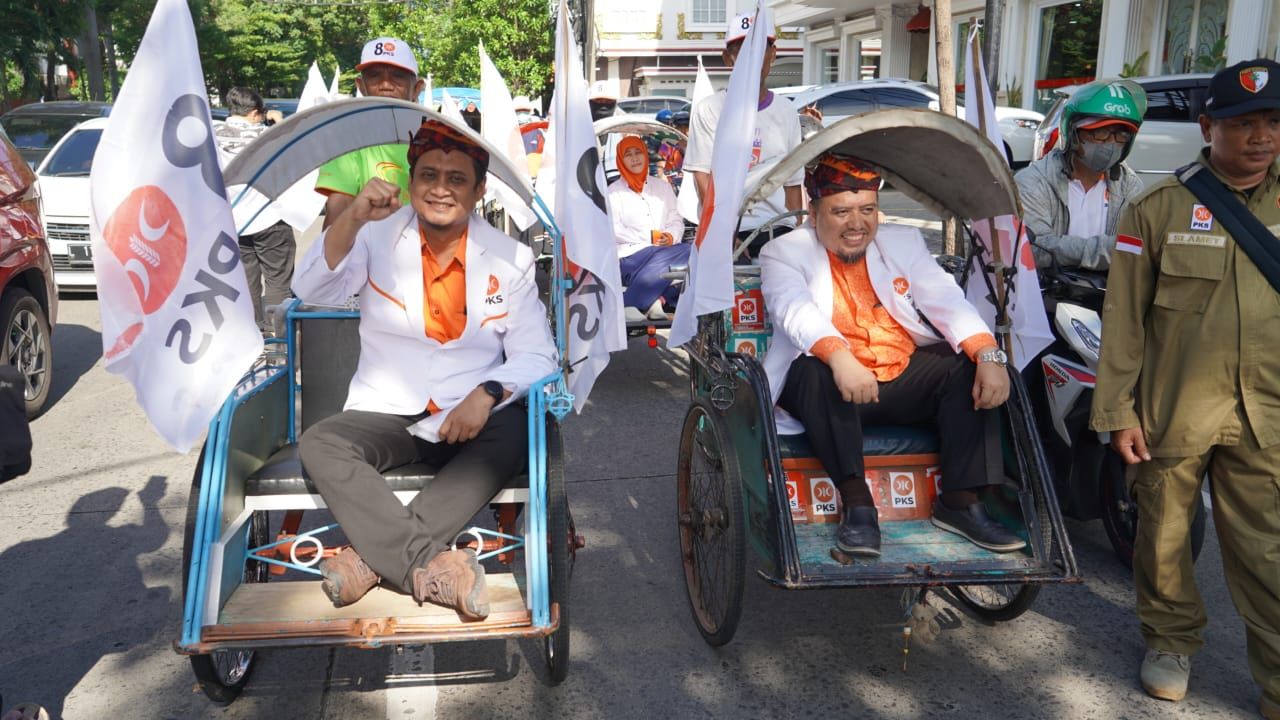 Sambil Konvoi Naik Becak, PKS Kota Surabaya Daftar Bacaleg Ke KPU