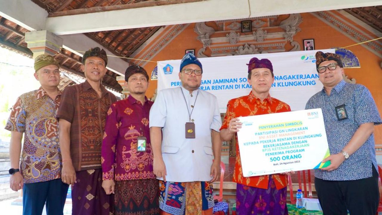 Plt Direktur Utama BNI AM Donny Susatio (paling kanan) dan Bupati Klungkung I Nyoman Suwirta dalam acara penyaluran dan CSR kepada 500 nelayan dan pekerja pariwisata . bagian dari rangkaian CSR BNI AM yang bernuansa ESG tahun ini.