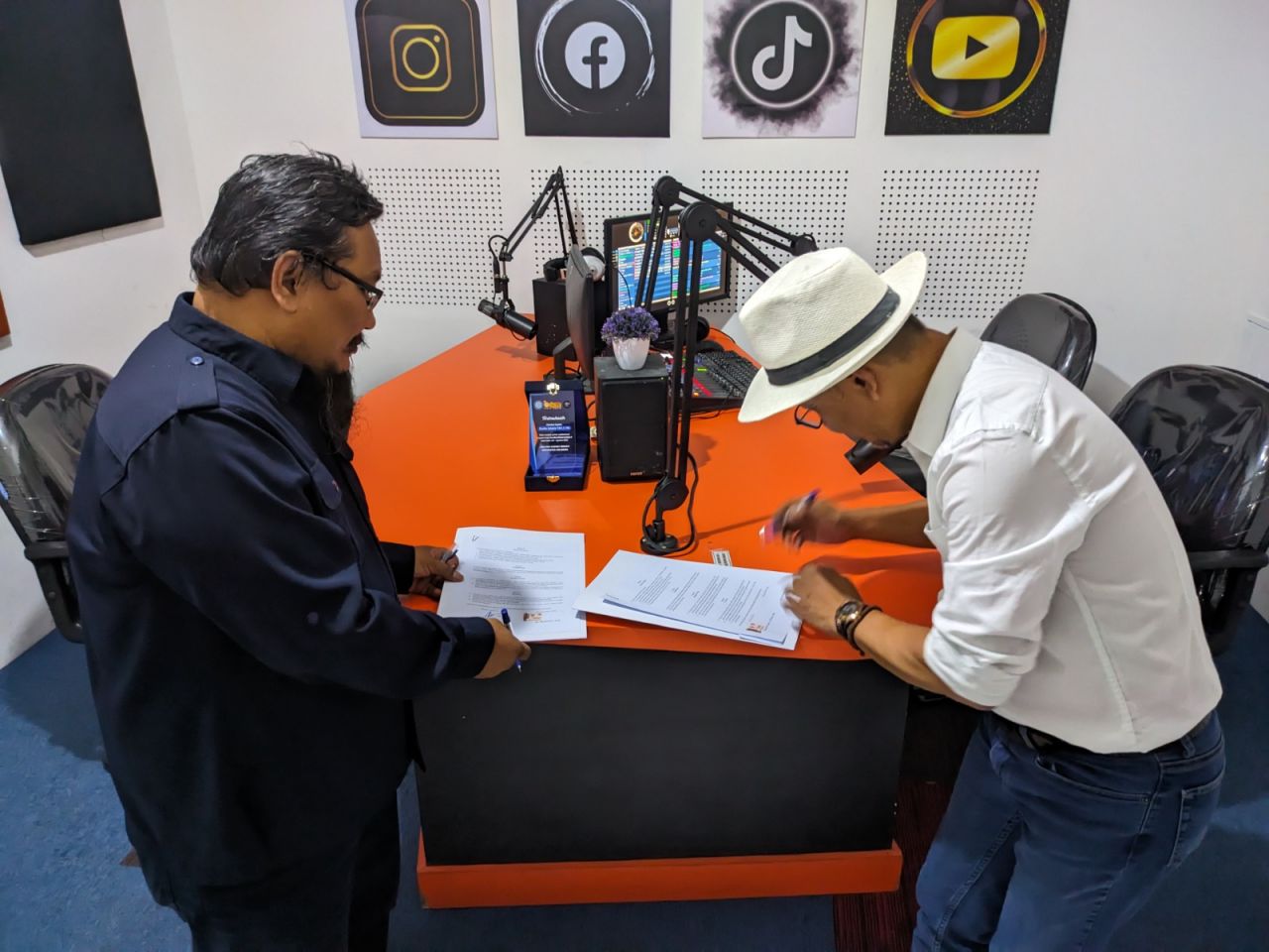 Fikom Unitomo dan KPID Jatim  Teken MoU Bidang Penyiaran dan Media