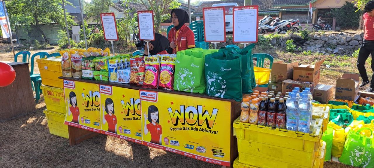Alfamart Gelar Bazar Murah di Lapangan Palapa Rembang
