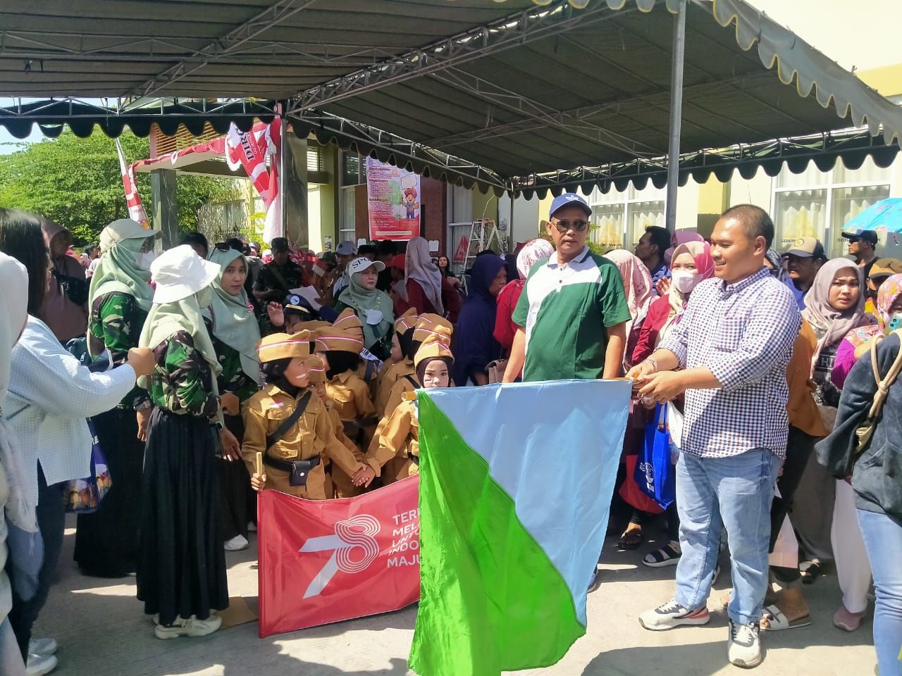 128 Regu Siswa TK Menganti Gresik Ikuti Karnaval Kemerdekaan RI