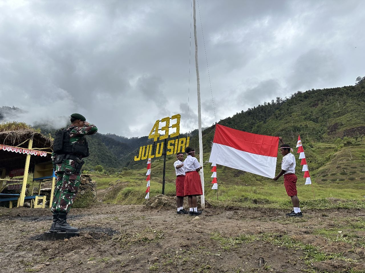 Satgas Yonif Para Raider 433/Julu Siri Gelar Upacara Bendera Bersama Warga Mbua