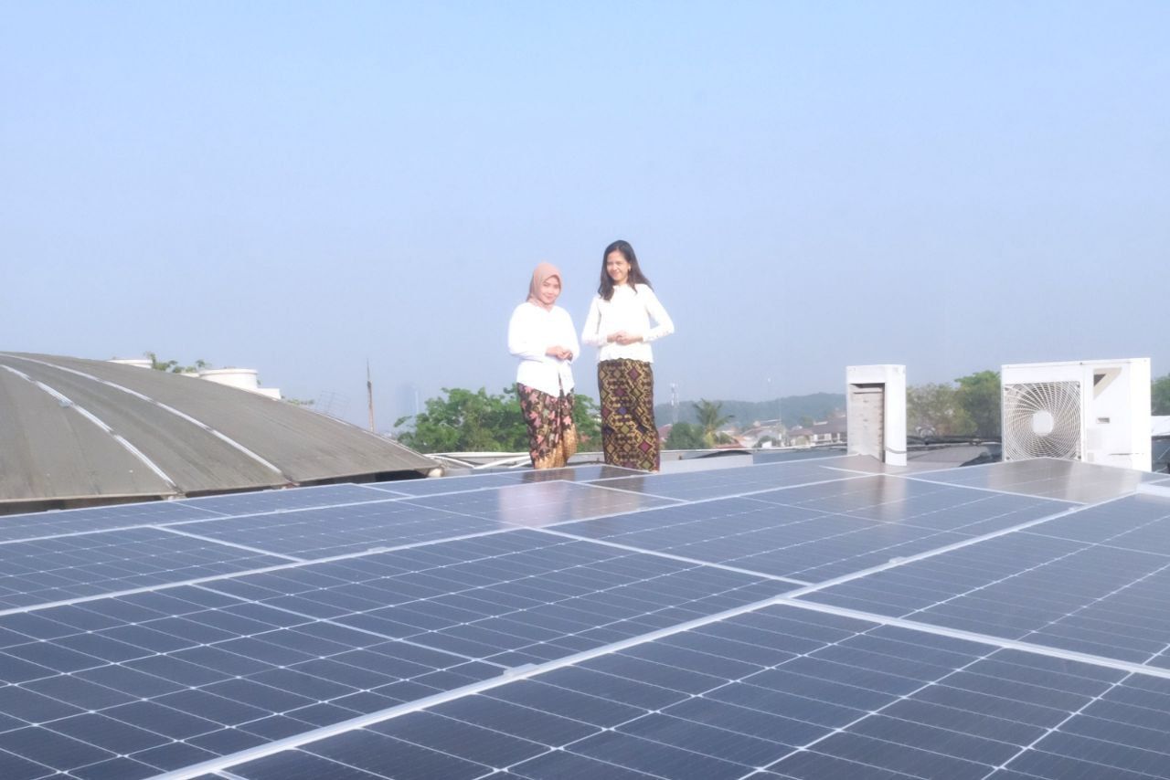 FIFGROUP Pasang Solar Panel ke-17 di Karawang