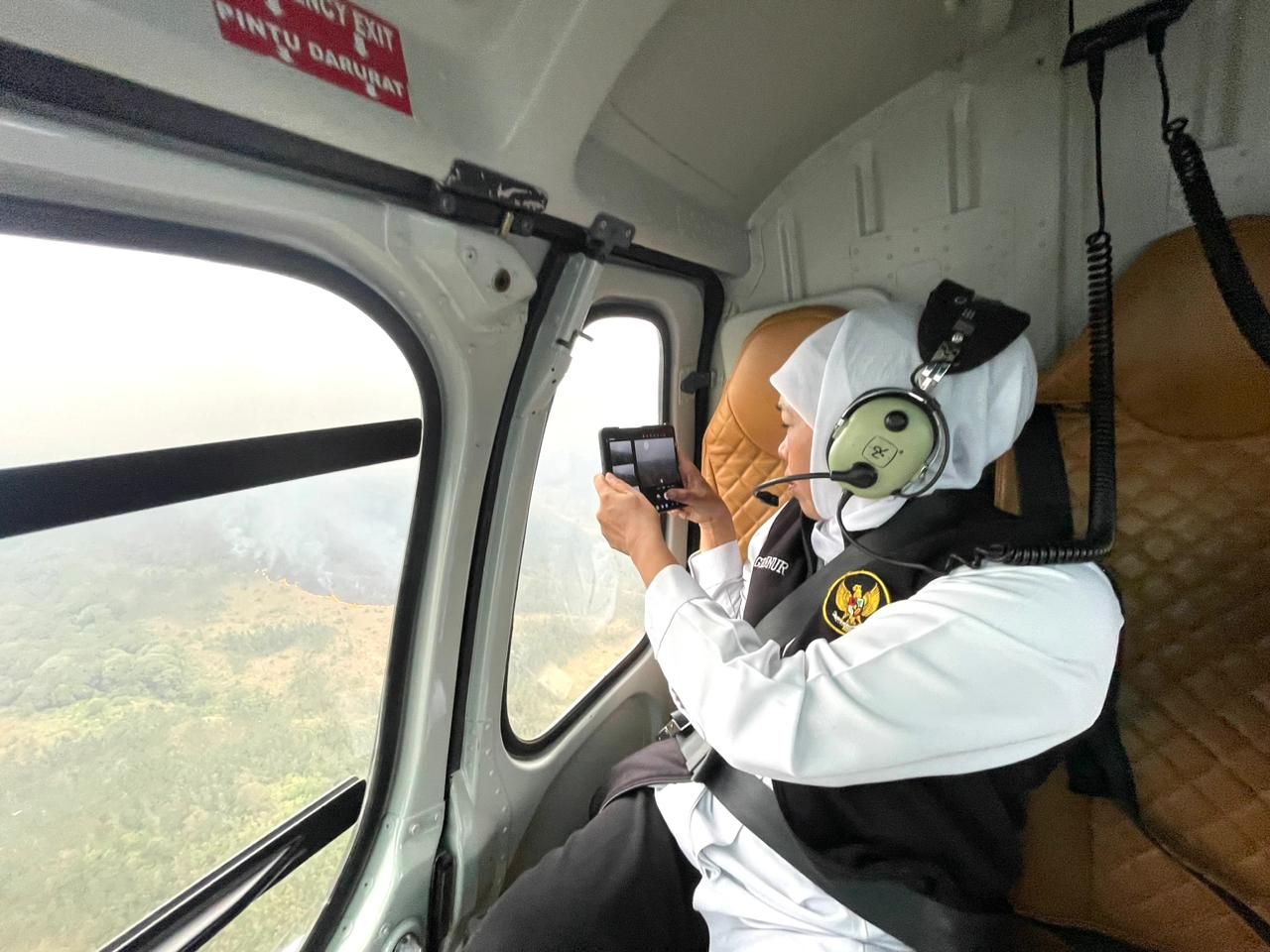Gubernur Khofiah memantau kebakaran hutan dari helikopter sabtu (2/9/2023)